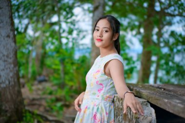 Parktaki Asyalı genç bir kızın portresi.