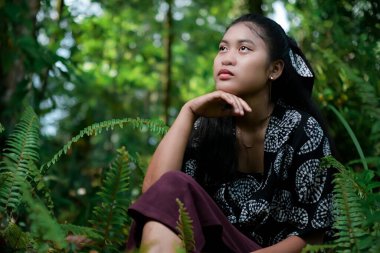 Parkta tipik Endonezyalı yüzü olan genç kız modeli