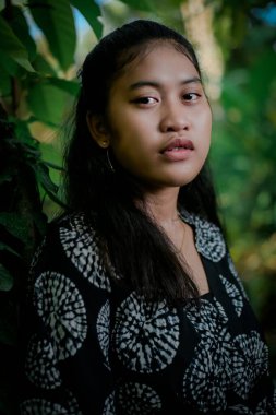 Parkta tipik Endonezyalı yüzü olan genç kız modeli