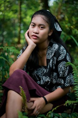 Parkta tipik Endonezyalı yüzü olan genç kız modeli