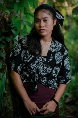 Parkta tipik Endonezyalı yüzü olan genç kız modeli