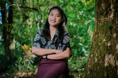 Parkta tipik Endonezyalı yüzü olan genç kız modeli