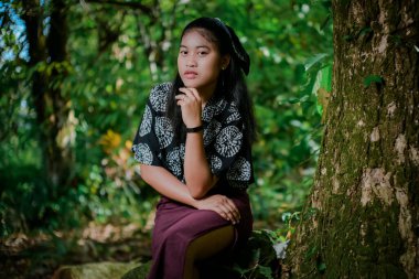 Parkta tipik Endonezyalı yüzü olan genç kız modeli