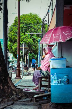 Ambon, Endonezya - 4 Nisan 2024: Yol kenarında sigara ve içki satıcısı