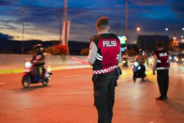 Ambon, Endonezya - 7 Nisan 2024: Polis otoyolda trafik akışını yönlendiriyor