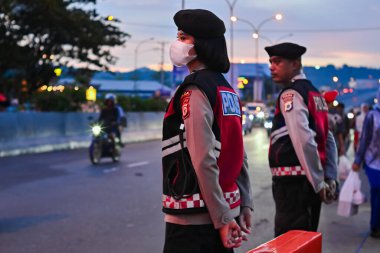 Ambon, Endonezya - 7 Nisan 2024: Polis otoyolda trafik akışını yönlendiriyor