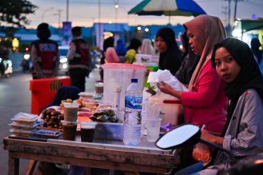 Ambon, Endonezya - 7 Nisan 2024: Ramazan ayı atmosferi. Yol kenarındaki yiyecek satıcıları.