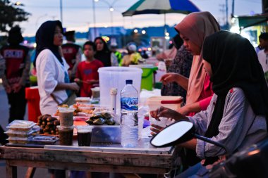 Ambon, Endonezya - 7 Nisan 2024: Ramazan ayı atmosferi. Yol kenarındaki yiyecek satıcıları.