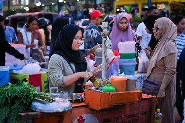 Ambon, Endonezya - 7 Nisan 2024: Ramazan ayı atmosferi. Yol kenarındaki yiyecek satıcıları.