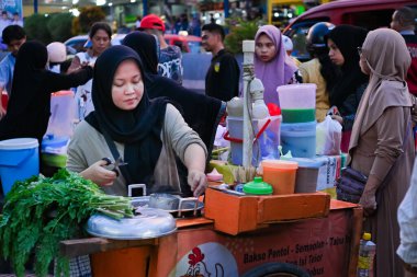 Ambon, Endonezya - 7 Nisan 2024: Ramazan ayı atmosferi. Yol kenarındaki yiyecek satıcıları.