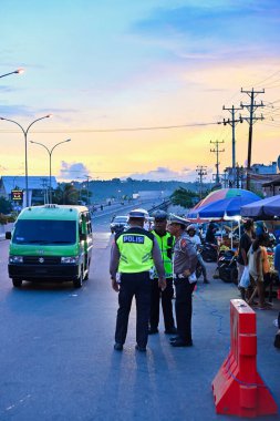 Ambon, Endonezya - 7 Nisan 2024: Polis otoyolda trafik akışını yönlendiriyor