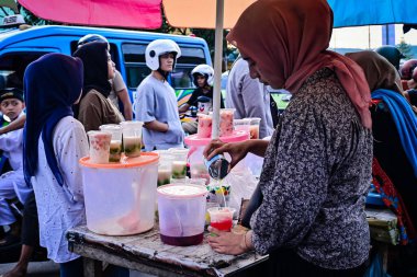 Ambon, Endonezya - 7 Nisan 2024: Ramazan ayı atmosferi. Yol kenarındaki yiyecek satıcıları.