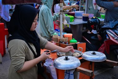 Ambon, Endonezya - 7 Nisan 2024: Ramazan ayı atmosferi. Yol kenarındaki yiyecek satıcıları.