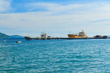 Endonezya, Ambon Körfezi 'ndeki gemi limanı iskelesi.