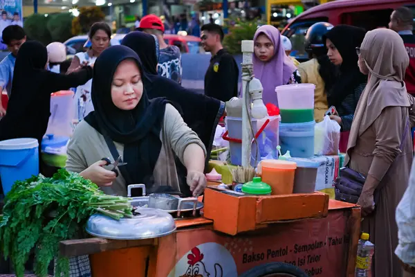 Ambon, Endonezya - 7 Nisan 2024: Ramazan ayı atmosferi. Yol kenarındaki yiyecek satıcıları.