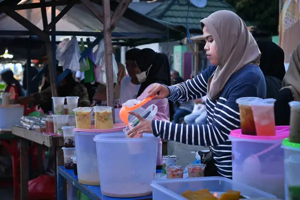 Ambon, Endonezya - 7 Nisan 2024: Ramazan ayı atmosferi. Yol kenarındaki yiyecek satıcıları.