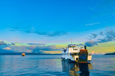 Ambon, Endonezya - 7 Nisan 2024: Feribot iskelesinde gün batımı