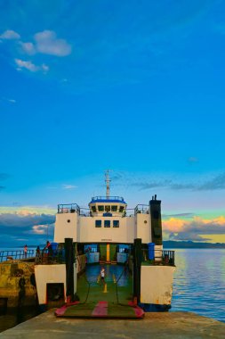 Ambon, Endonezya - 7 Nisan 2024: Feribot iskelesinde gün batımı