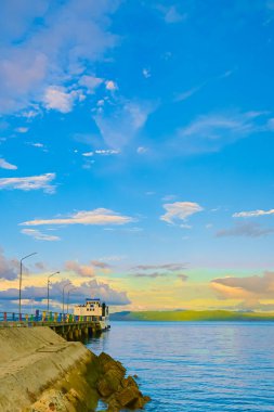 Ambon, Endonezya - 7 Nisan 2024: Feribot iskelesinde gün batımı