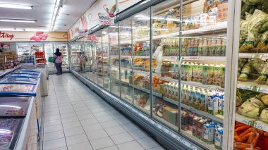 Ambon, Endonezya - 9 Nisan 2024: Hipermarkette meyve ve sebze alışverişi