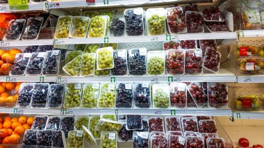 Ambon, Endonezya - 9 Nisan 2024: Hipermarkette meyve rafları