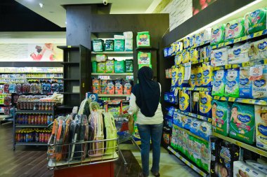 Ambon, Endonezya - 9 Nisan 2024: Süpermarketten günlük ihtiyaçlar için alışveriş