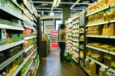 Ambon, Endonezya - 9 Nisan 2024: Süpermarketten günlük ihtiyaçlar için alışveriş
