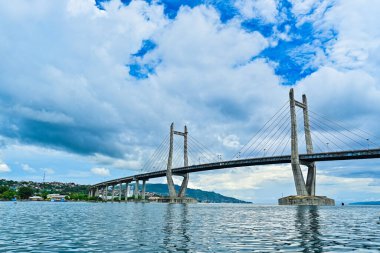 Endonezya, Ambon Körfezi 'ndeki kırmızı ve beyaz köprü