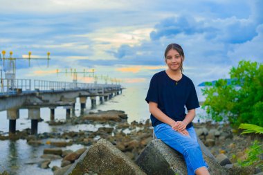 Öğleden sonra sahilde Asyalı bir kızın portresi.