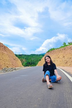 Bir dağ yolunda Asyalı bir kızın portresi