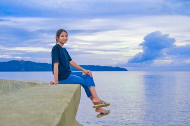 Sahilde Asyalı bir kızın portresi.