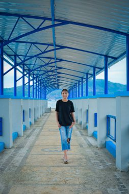 Sahilde Asyalı bir kızın portresi.