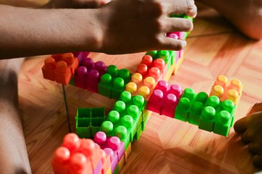 Çocuklar lego oynuyor.