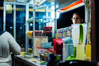 Ambon, Endonezya - 12 Nisan 2024: Geceleri sokak yemekleri satıcısı