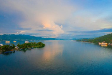 Endonezya, Ambon Körfezi 'nde altın saat