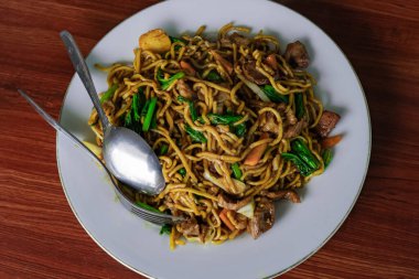 Kızarmış Tavuk Eriştesi. Asya yemekleri