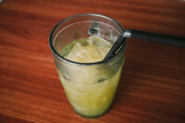 Bir bardak taze limon şurubu.