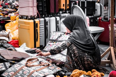 Ambon, Endonezya - 14 Nisan 2024: Geleneksel bir pazarda kıyafet tüccarları