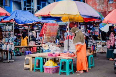 Ambon, Endonezya - 14 Nisan 2024: Geleneksel bir pazarda kıyafet tüccarları