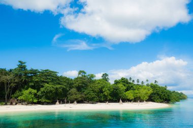Beyaz plajlar ve Endonezya, Maluku 'da mavi gökyüzü olan tropikal deniz