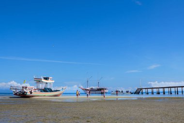 Endonezya - 23 Ekim 2017: Gemi sahile demir attı