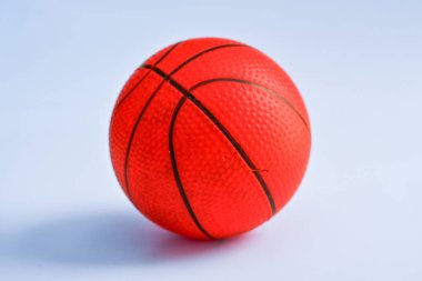 Beyaz arka planda minyatür basketbol