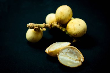 Langsat veya Duku meyvesi. Lansium paraziti. Güneydoğu Asya kaynaklı meyveler