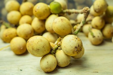 Langsat veya Duku meyvesi. Lansium paraziti. Güneydoğu Asya kaynaklı meyveler