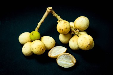 Langsat veya Duku meyvesi. Lansium paraziti. Güneydoğu Asya kaynaklı meyveler