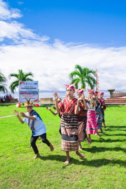 Endonezya - 2 Mayıs 2024: Endonezya 'nın Maluku kentinden okul çocukları tarafından sahnelenen bölgesel dans
