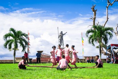 Maluku, Endonezya - 2 Mayıs 2023: Maluku, Endonezya 'nın geleneksel dansı. Gaba-gaba dansı