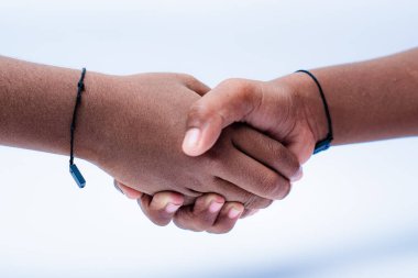 El ele tutuşan iki küçük çocuk.