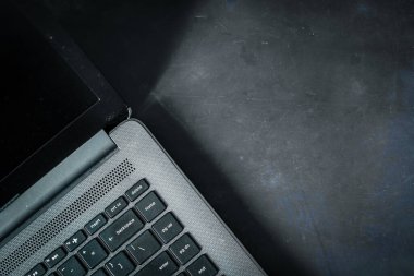 Koyu arkaplandaki metin için dizüstü bilgisayar ve boşluk