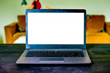 Boş ekran laptopunu ahşap masaya yapıştır